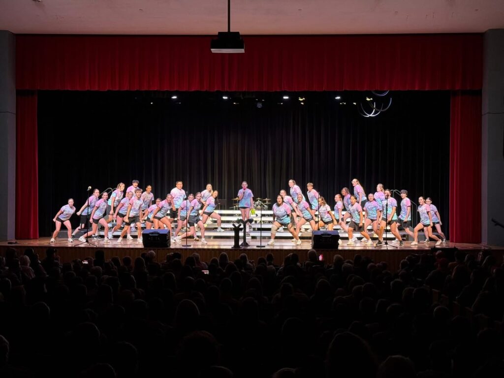 holmen show choir dancing on stage